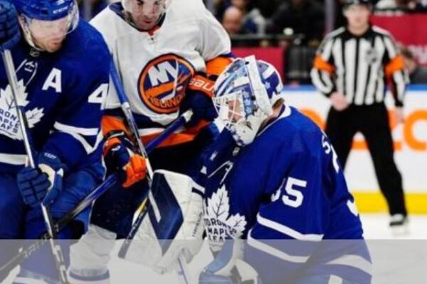 Islanders edge Maple Leafs